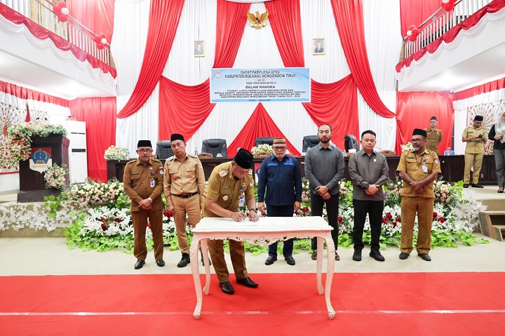 Demi Rakyat, Bupati dan Wabup Boltim Hadiri Paripurna Hingga Larut Malam