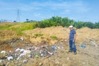 Bupati Oskar Manoppo saat meninjau langsung lobang tempat pembuangan sampah sementara di Tutuyan. (13/9/2025).