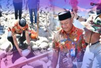 Bupati Boltim Oskar Manoppo saat meletakkan batu pertama pembangunan TPQ Boki Silagondo di Desa Togid. Jumat, (17/10/2025).