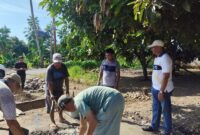Bupati Oskar Manoppo bersama warga Desa Togid saat kerja bakti membangun plat duiker di jalan Dusun Desa Togid, Minggu (19/10/2025).