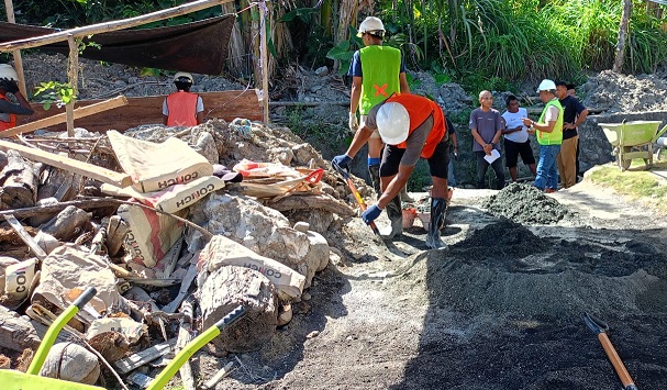 Bupati Boltim Oskar Manoppo meninjau langsung proses perbaikan tanggul Sungai Dodap Pantai didampingi jajaran pemerintah desa dan Dinas PUTR Boltim.