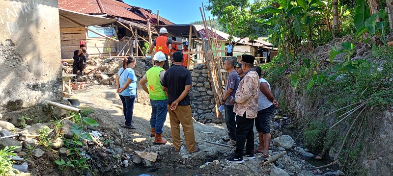 Bupati Boltim Oskar Manoppo meninjau langsung proses perbaikan tanggul Sungai Dodap Pantai didampingi jajaran pemerintah desa dan Dinas PUTR Boltim.