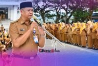 Bupati Boltim Oskar Manoppo saat memimpin apel kerja di halaman Kantor Bupati, Senin (6/10/2025).