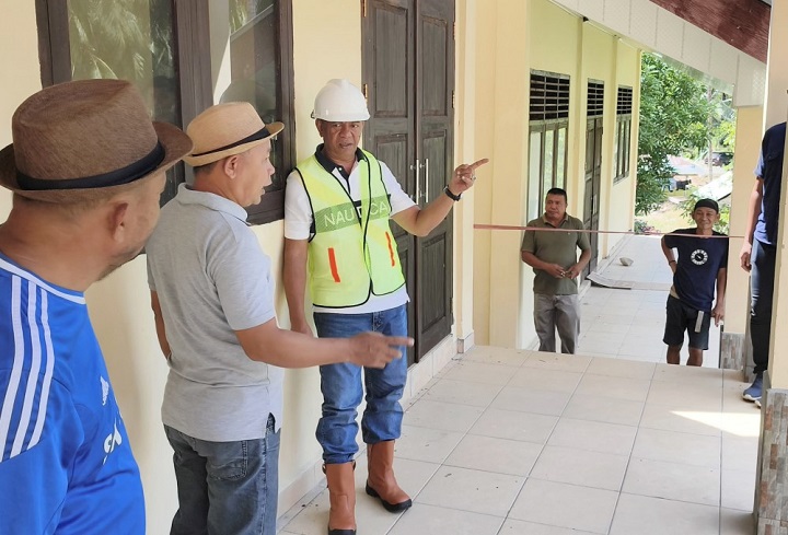 Bupati Oskar Manoppo meninjau pembangunan Ruang Kelas Baru SMPN Satu Atap Matabulu, Kecamatan Nuangan, Minggu (19/10/2025).