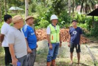 Bupati Oskar Manoppo meninjau pembangunan Ruang Kelas Baru SMPN Satu Atap Matabulu, Kecamatan Nuangan, Minggu (19/10/2025).