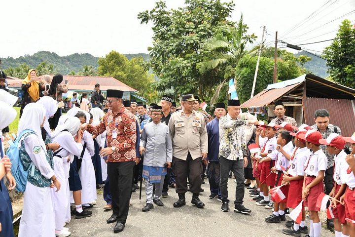 Kunker Bupati Boltim di Modayag Disambut Antusias Warga