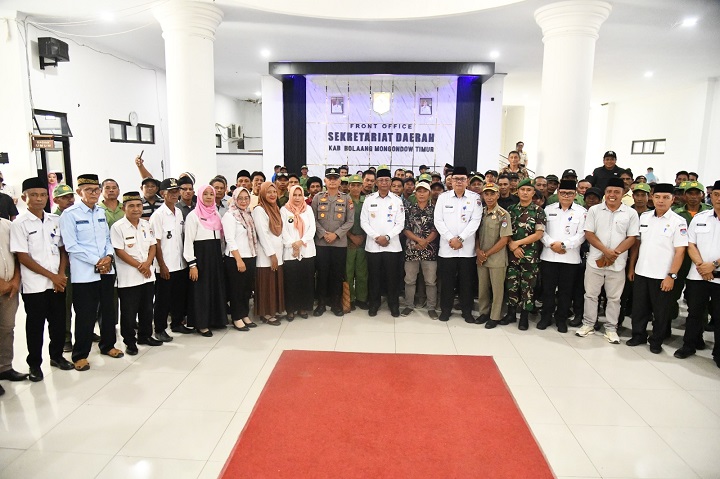 Bupati Bolaang Mongondow Timur Oskar Manoppo saat foto bersama usai mengukuhkan anggota Satlinmas dan Relawan Pemadam Kebakaran di halaman Kantor Bupati, Rabu (29/10/2025).