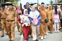 Dewi Athena Tri Manjadda, peraih Medali Emas IMSCC Korea Selatan, bersama Ketua TP-PKK Boltim, Ny. Rosita Manoppo Pobela, S.E., M.Si., disambut meriah di perbatasan Boltim Mitra, Senin (27/10/2025).