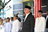 Bupati Bolaang Mongondow Timur Oskar Manoppo memimpin upacara Hari Santri Nasional 2025 di halaman Kantor Kementerian Agama Boltim, Rabu (22/10/2025). foto: istimewa
