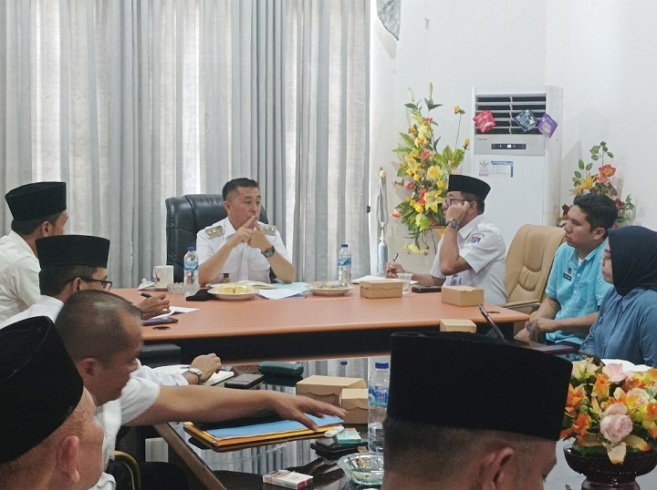 Wakil Bupati Boltim Argo V. Sumaiku memimpin rapat teknis Program Makan Bergizi Gratis bersama OPD dan perwakilan Badan Gizi Nasional di Ruang Rapat Wakil Bupati, Rabu (5/11/2025).