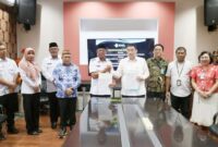 Bupati Boltim Oskar Manoppo menandatangani kesepakatan kerja sama dengan Direktur RSUP Prof. Kandou Manado Prof. Dr. dr. Starry Rampengan, Sp.JP (K), MARS di Manado, Rabu (5/11/2025).