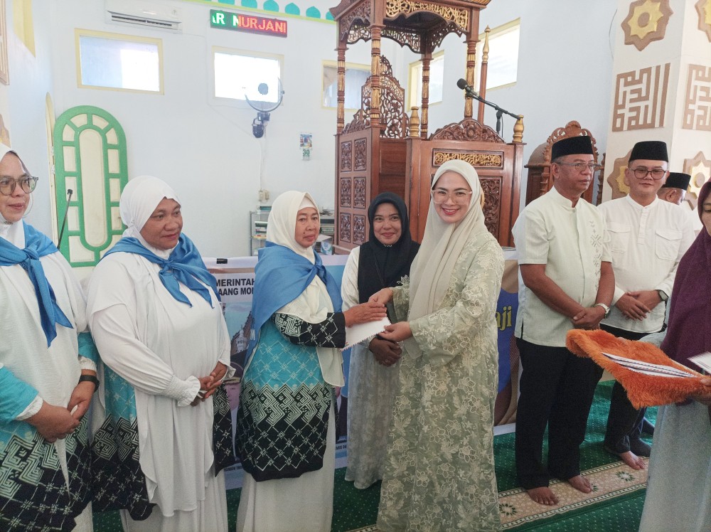 Bupati Oskar Manoppo Lepas Jamaah Haji
