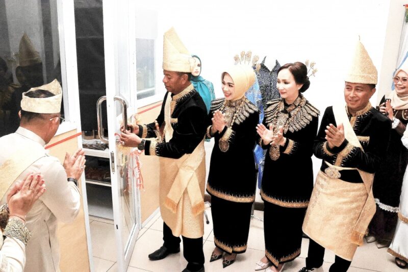 Bupati Bolaang Mongondow Timur Oskar Manoppo didampingi Wakil Bupati Argo V. Sumaiku dan Ketua TP-PKK Ny. Rosita Manoppo Pobela saat meresmikan Koperasi TP-PKK Kabupaten Bolaang Mongondow Timur di Kantor Bupati Boltim, Selasa (21/7/2026).