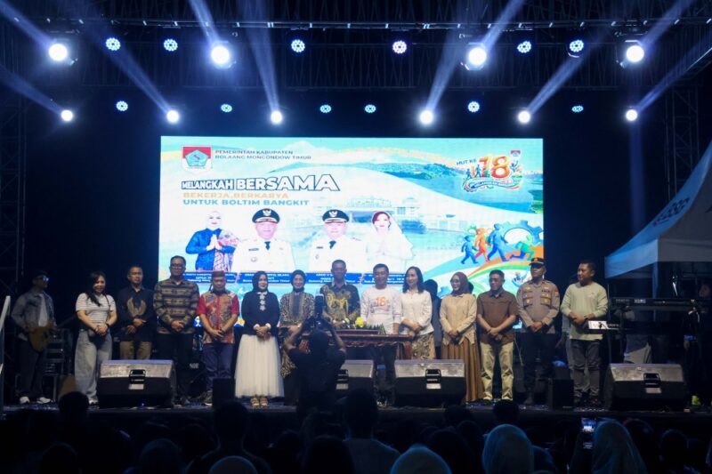 Bupati Boltim Oskar Manoppo bersama Wakil Bupati Argo V. Sumaiku menghadiri malam puncak peringatan HUT ke-18 Kabupaten Bolaang Mongondow Timur di Pondabo Tutuyan yang diramaikan pertunjukan budaya, peluncuran batik khas Boltim, dan stan UMKM.