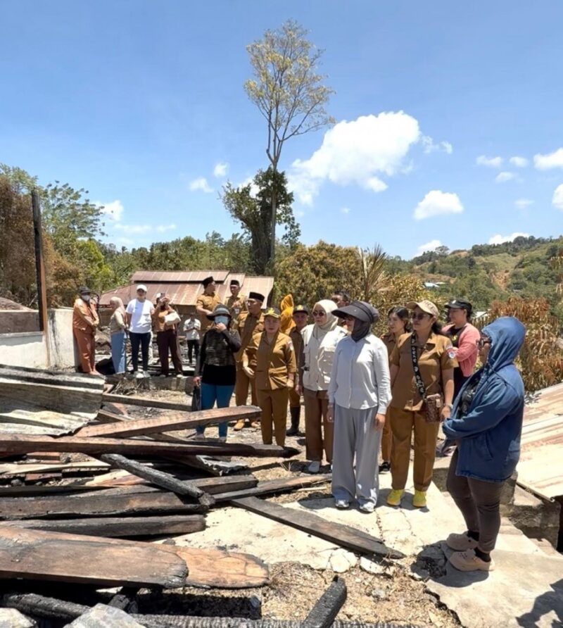Ketua TP-PKK Kabupaten Bolaang Mongondow Timur Ny. Rosita Manoppo-Pobela menyerahkan bantuan kepada warga korban kebakaran di Desa Lanut, Kecamatan Modayag, Selasa (8/9/2026).
