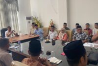 Bupati Boltim Oskar Manoppo memimpin rapat tindak lanjut polemik aktivitas pertambangan KUD Nomontang Lanut di Ruang Rapat Sekda Boltim, Jumat (11/9/2026).