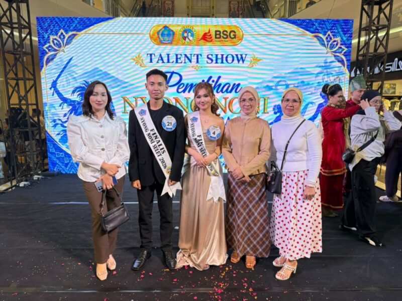 Ketua TP-PKK Boltim Rosita Manoppo-Pobela bersama Arjuna dan Giselle usai Talent Show Pemilihan Nyong dan Noni Sulawesi Utara 2026 di Mantos 3 Manado.