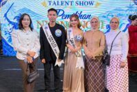 Ketua TP-PKK Boltim Rosita Manoppo-Pobela bersama Arjuna dan Giselle usai Talent Show Pemilihan Nyong dan Noni Sulawesi Utara 2026 di Mantos 3 Manado.