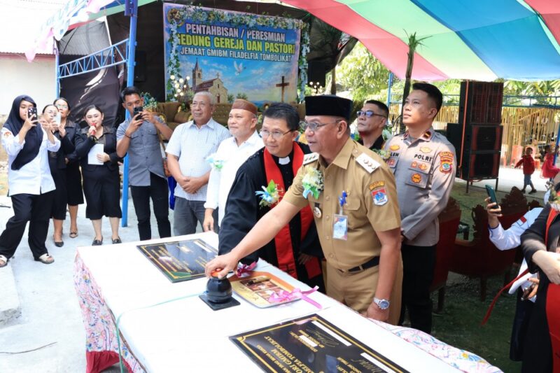 Bupati Bolaang Mongondow Timur Oskar Manoppo saat meresmikan Gedung Gereja dan Pastori Jemaat GMIBM Filadelfia Tombolikat, Kecamatan Tutuyan, Selasa (29/9/2026).