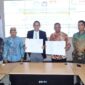 Bupati Bolaang Mongondow Timur Oskar Manoppo bersama perwakilan terkait dalam penandatanganan nota kesepahaman dan perjanjian kerja sama Pemkab Boltim, Universitas Negeri Manado, dan PT ASA mengenai program beasiswa penuh pendidikan kedokteran bagi putra daerah, Tondano, Selasa (20/10/2026)