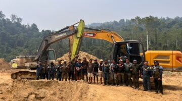 Tim gabungan melakukan penindakan terhadap aktivitas yang diduga PETI di kawasan Huntuk, Bolmut. Dua unit excavator turut diamankan.