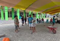 Serfi Kaat bersama pengurus BTM Nur Hidayah, Pemerintah Desa, dan masyarakat melaksanakan kerja bakti untuk mematangkan persiapan peresmian masjid di Desa Kotabunan Selatan, Selasa (13/10/2026).