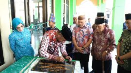 Bupati Bolaang Mongondow Timur Oskar Manoppo bersama jajaran pemerintah daerah menghadiri peresmian Masjid Nur Hidayah di Desa Kotabunan Selatan. Kegiatan berlangsung khidmat dan dihadiri tokoh agama serta masyarakat setempat.
