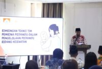Bupati Bolaang Mongondow Timur Oskar Manoppo didampingi Ketua TP-PKK Rosita Manoppo-Pobela saat membuka Bimtek Tim Pembina Posyandu Bidang Kesehatan Tahun 2026 di Hotel Sutan Raja, Kotamobagu, Kamis (15/10/2026).
