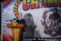Writing
Ketua TP-PKK Kabupaten Bolaang Mongondow Timur, Ny. Rosita Manoppo Pobela, menyampaikan pesan tentang pentingnya mental juara, sportivitas, dan semangat pantang menyerah saat penutupan turnamen RMP Cup 2026 di Lapangan Gogaluman, Tutuyan, Senin (12/10/2026).